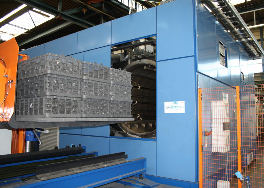 Degreasing machine to clean parts before heat treatment