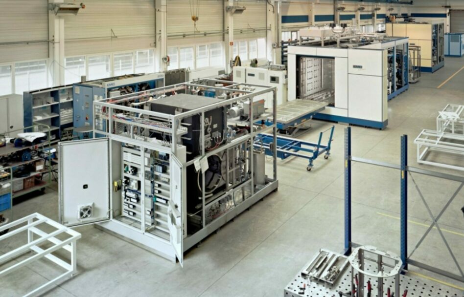 Degreasing machine with hybrid cleaning process