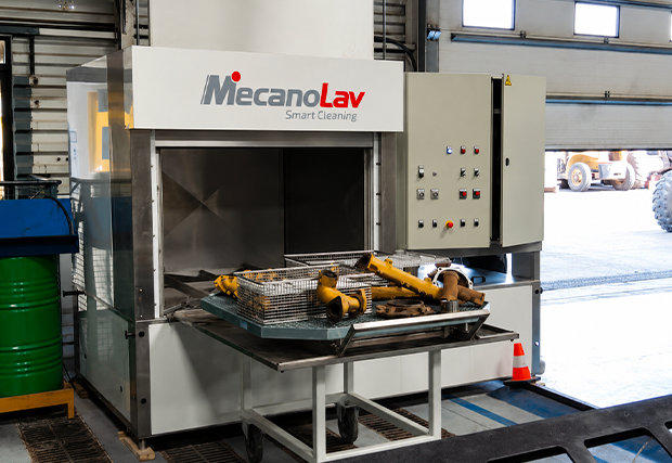 Maintenance of heavy components for degreasing and cleaning