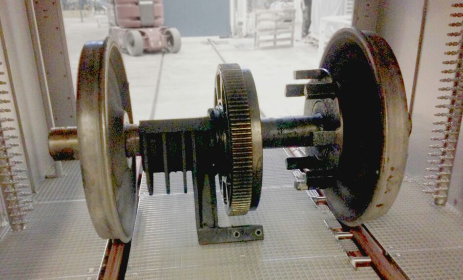 Axle in degreasing machine