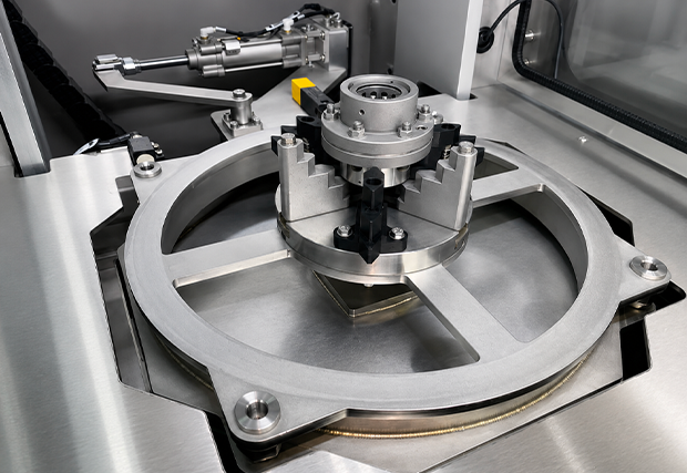 Precision cleaning of nuts fitted to roller screws