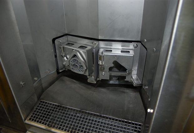 Carousel with bespoke tooling tailored to the parts to be degreased