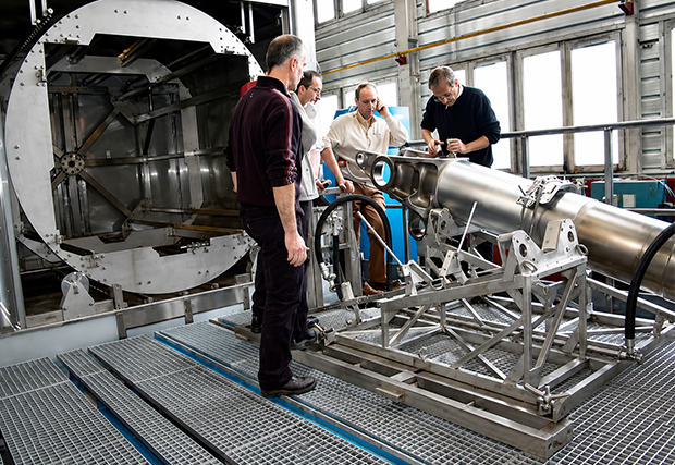 Industrial parts washer with a large working chamber for the aerospace sector