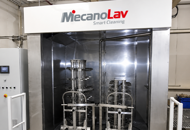 Industrial parts washer for the aerospace sector