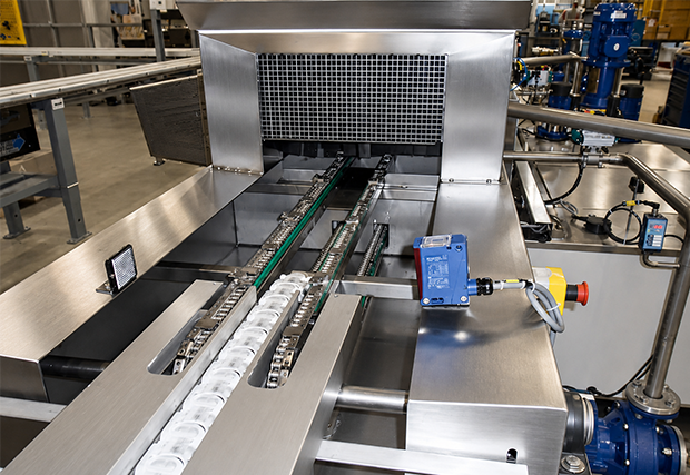 Parts cleaning tunnel with chain conveyor