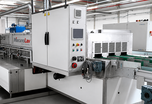 High-throughput spray degreasing tunnel