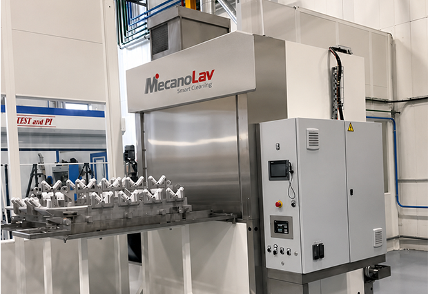Cleaning machine with automatic loader and automatic dosing system