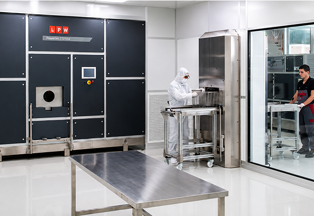 Ultrasonic and CNp immersion cleaning machine installed in a cleanroom