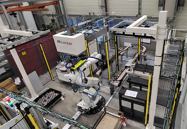 The machine adapts to the customer’s production line to degrease mechanical parts