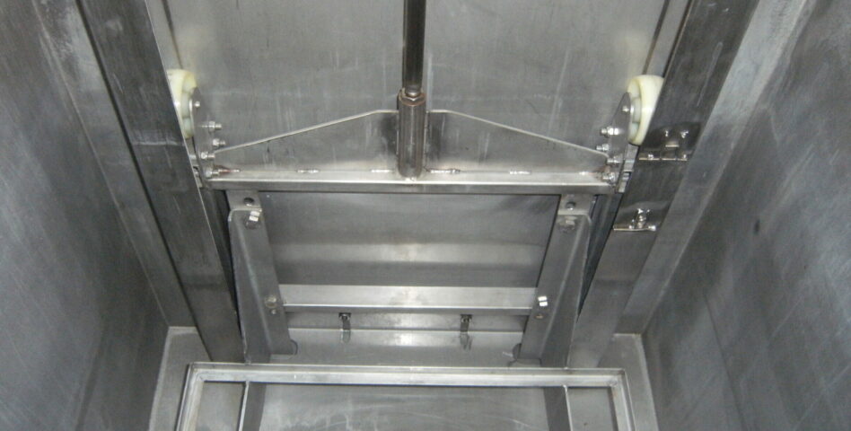 Lifting device of the immersion and agitation cleaning unit