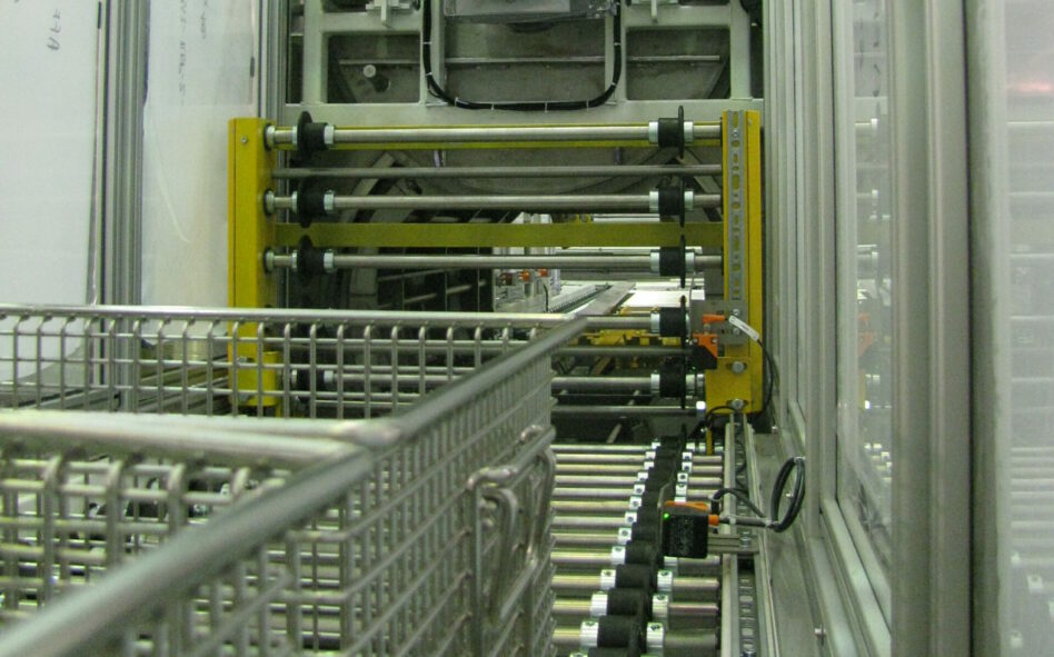 Cleaning system for big loads with automatic loading and unloading