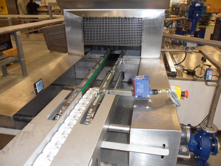 Linear multistage parts washer's chain conveyor