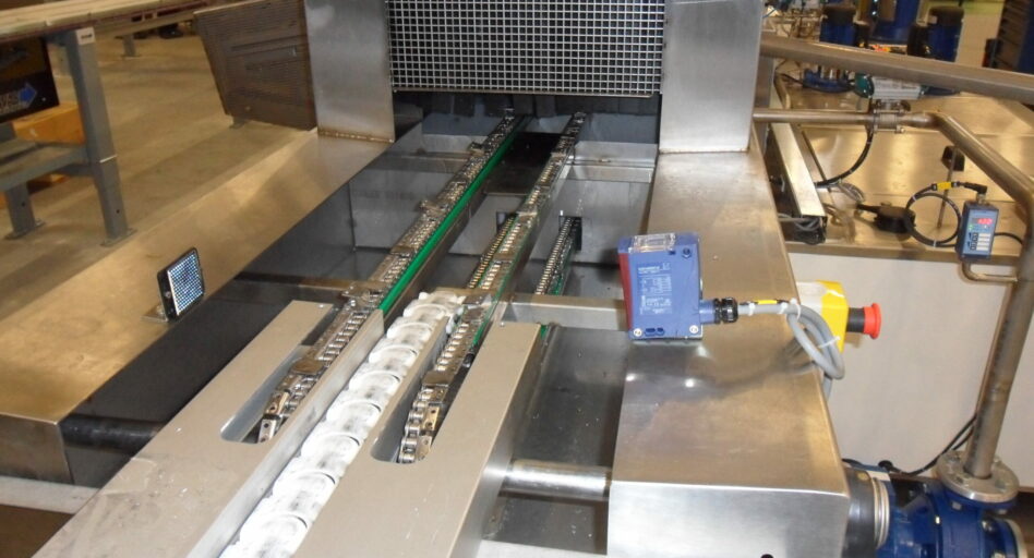 Linear multistage parts washer's chain conveyor