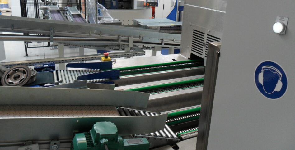 Linear multistage parts washer's high flow cleaning