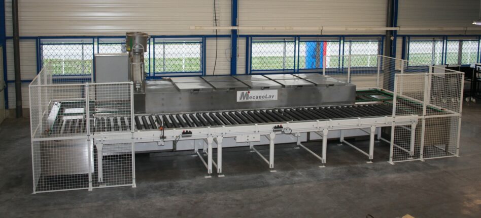 Linear multistage parts washer conveying loop