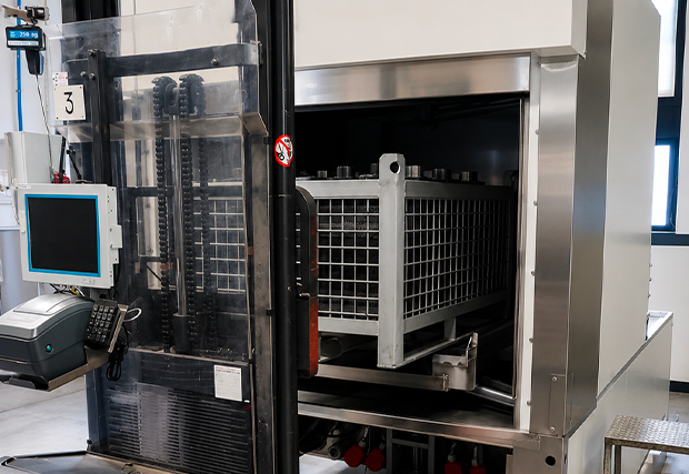 Chargement manuel pour nettoyage, dégraissage de pièces mécaniques avant traitement thermique