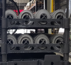 Lots de pièces mécaniques prêts à être nettoyés avant le traitement thermique