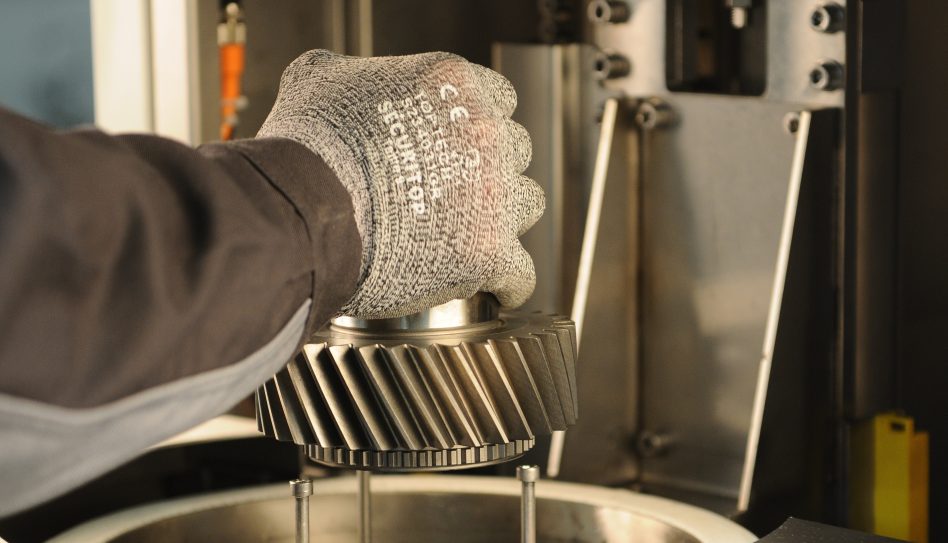 Intégration d'une pièce manuellement dans la machine de lavage rapide à flux unitaire Mecanofast