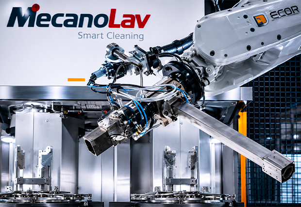 Image d'un bras robotisé devant une machine de lavage Mecanolav